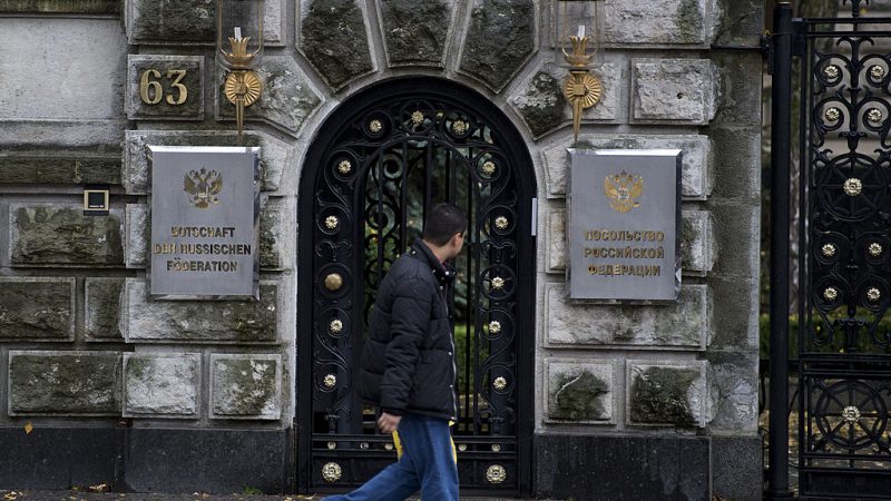 Russische Botschaft in Berlin bestätigt Ausreise von vier Diplomaten