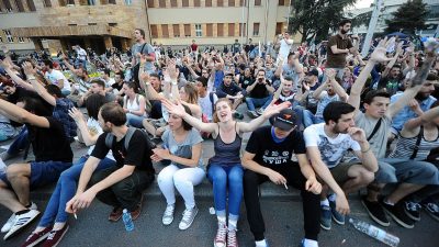 Demonstranten stürmen mazedonisches Parlament – Mindestens zehn Verletzte