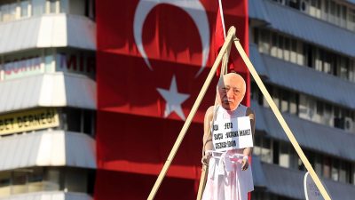 Türkei suspendiert über 9000 Polizisten wegen angeblicher Verbindung zu Erdogan-Erzfeind Gülen