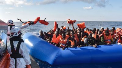 Identitäre Bewegung bringt Schiff vor libysche Küste: „Werden NGOs am Schleppen hindern“