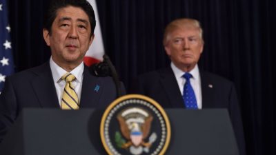 Trump sichert Abe Unterstützung angesichts der nordkoreanischen Bedrohung zu