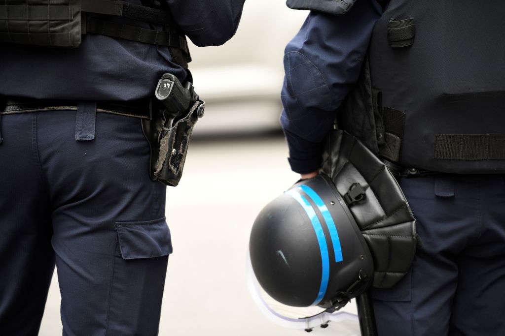 Vor Frankreich-Wahl: Terror-Duo in Marseille festgenommen – Sprengstoff, Granate, MPi und noch mehr Waffen sowie IS-Flagge