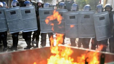 „Nie wieder Diktatur“: Demonstranten stürmen Kongress in Paraguay und legen Feuer