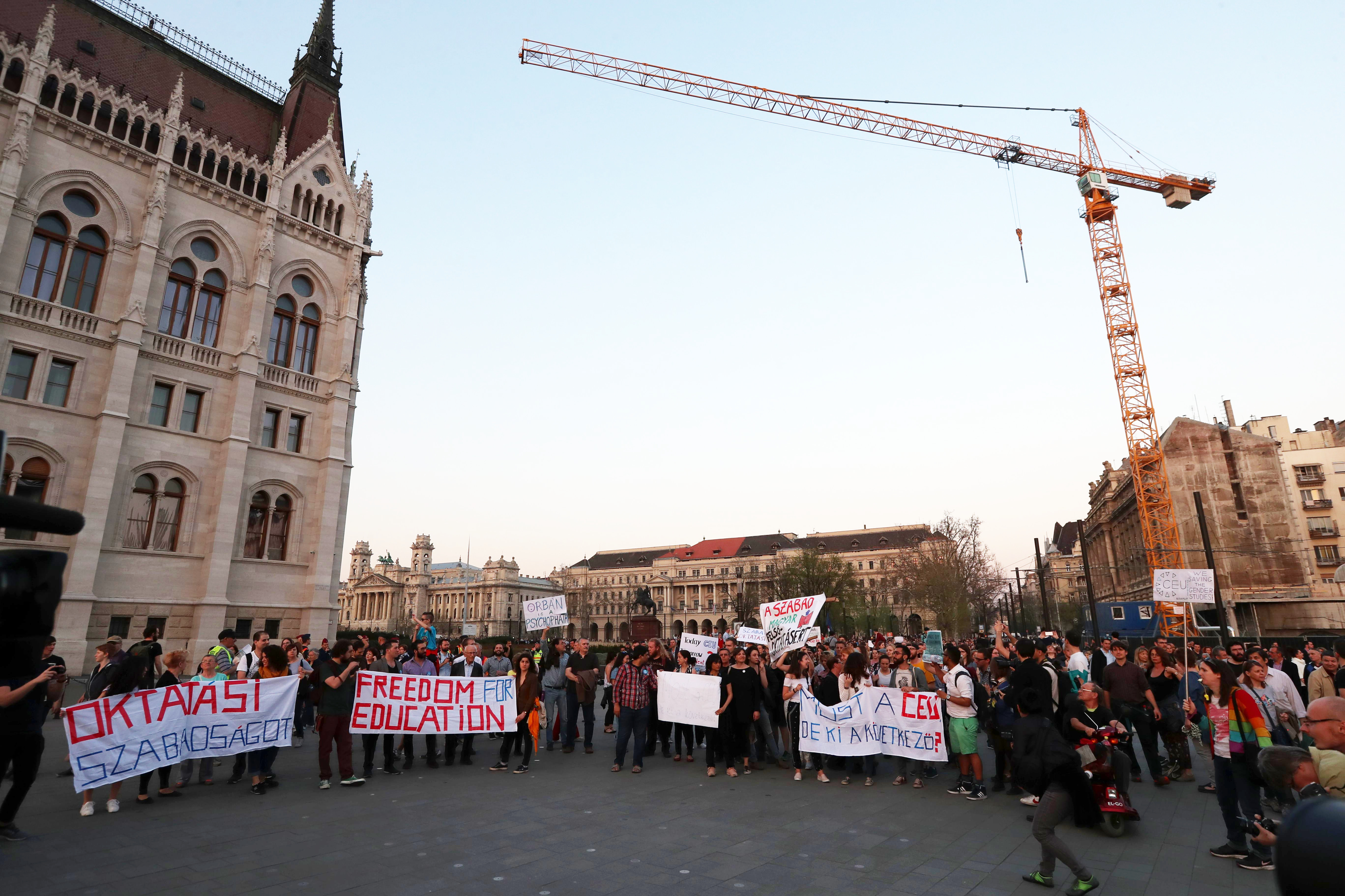 Ungarn will Soros-Uni schließen – Tausende protestieren dagegen