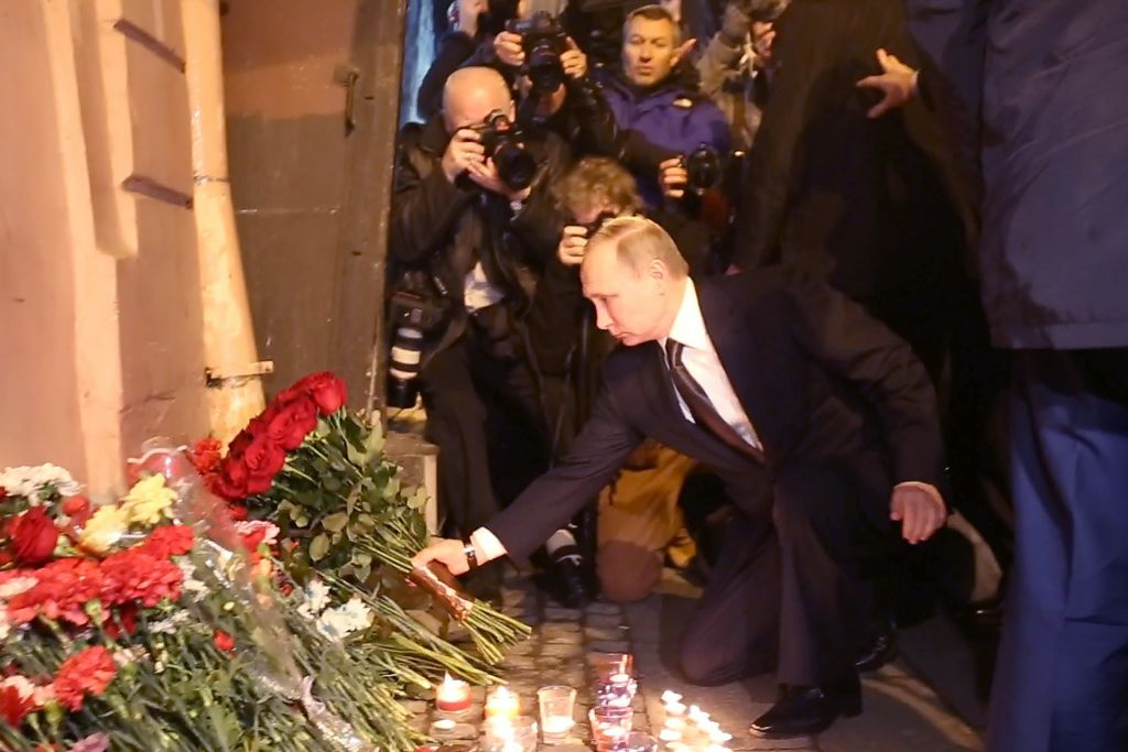 Putin legt Blumen an U-Bahn-Station in St. Petersburg nieder