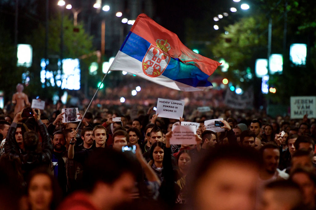 „Vucic, du Dieb, du hast die Wahlen gestohlen“: Proteste nach Vucics Wahlsieg in Serbien weiten sich aus