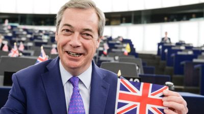 Merkel sollte sich entschuldigen, meinte Nigel Farage im EU-Parlament
