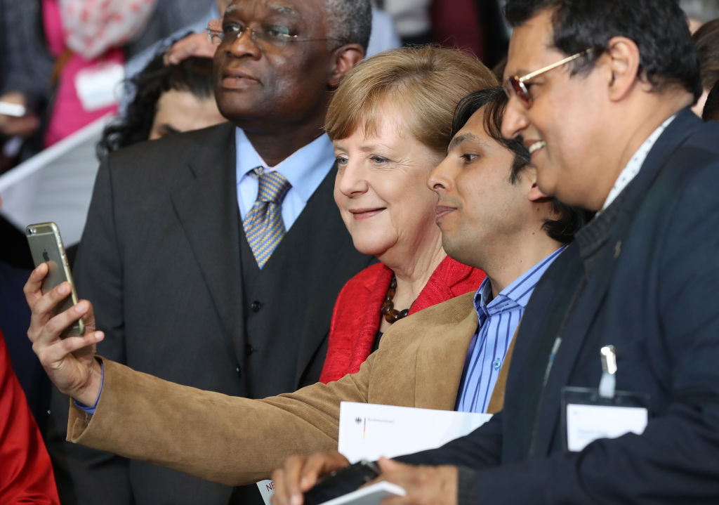 Merkel würdigt Arbeit von ehrenamtlichen Flüchtlingshelfern – Monatlich kommen rund 14.000 neue Flüchtlinge
