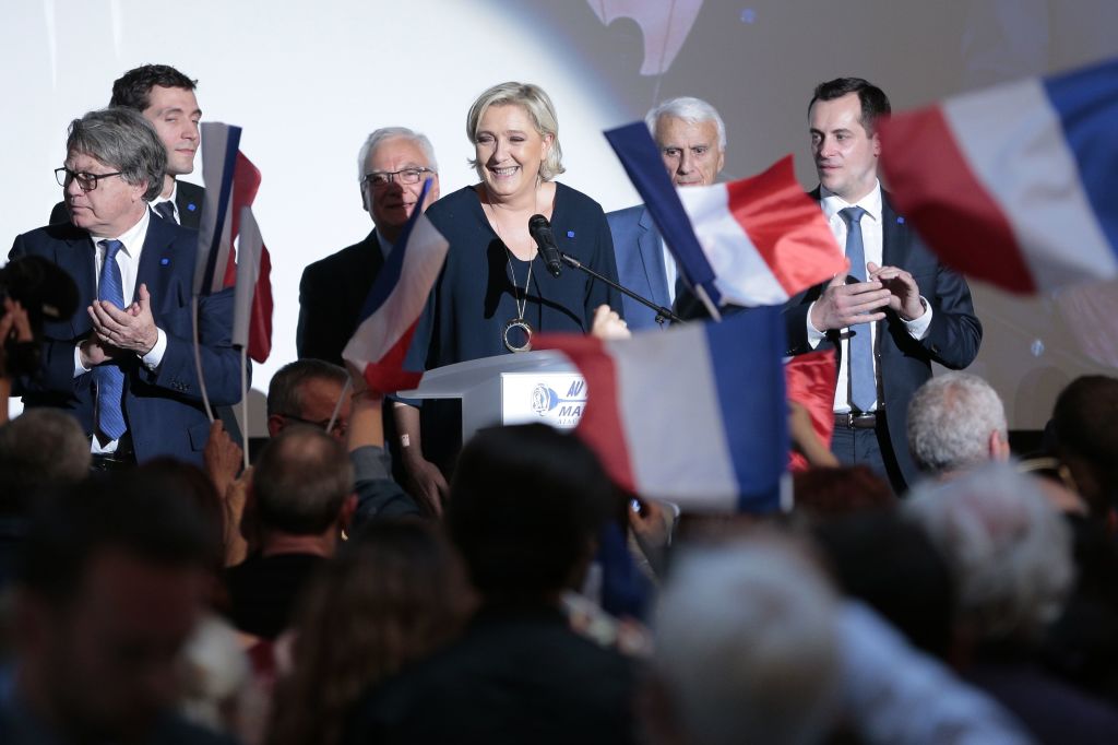 Antifa stört Wahlkampfauftritt Le Pens in Korsika – Nach Handgemenge und Tränengaseinsatz Saal geräumt