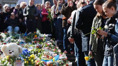 Schweden feiert „Lovefest“: Gedenken der Terroropfer mit 20.000 Teilnehmern (VIDEO)