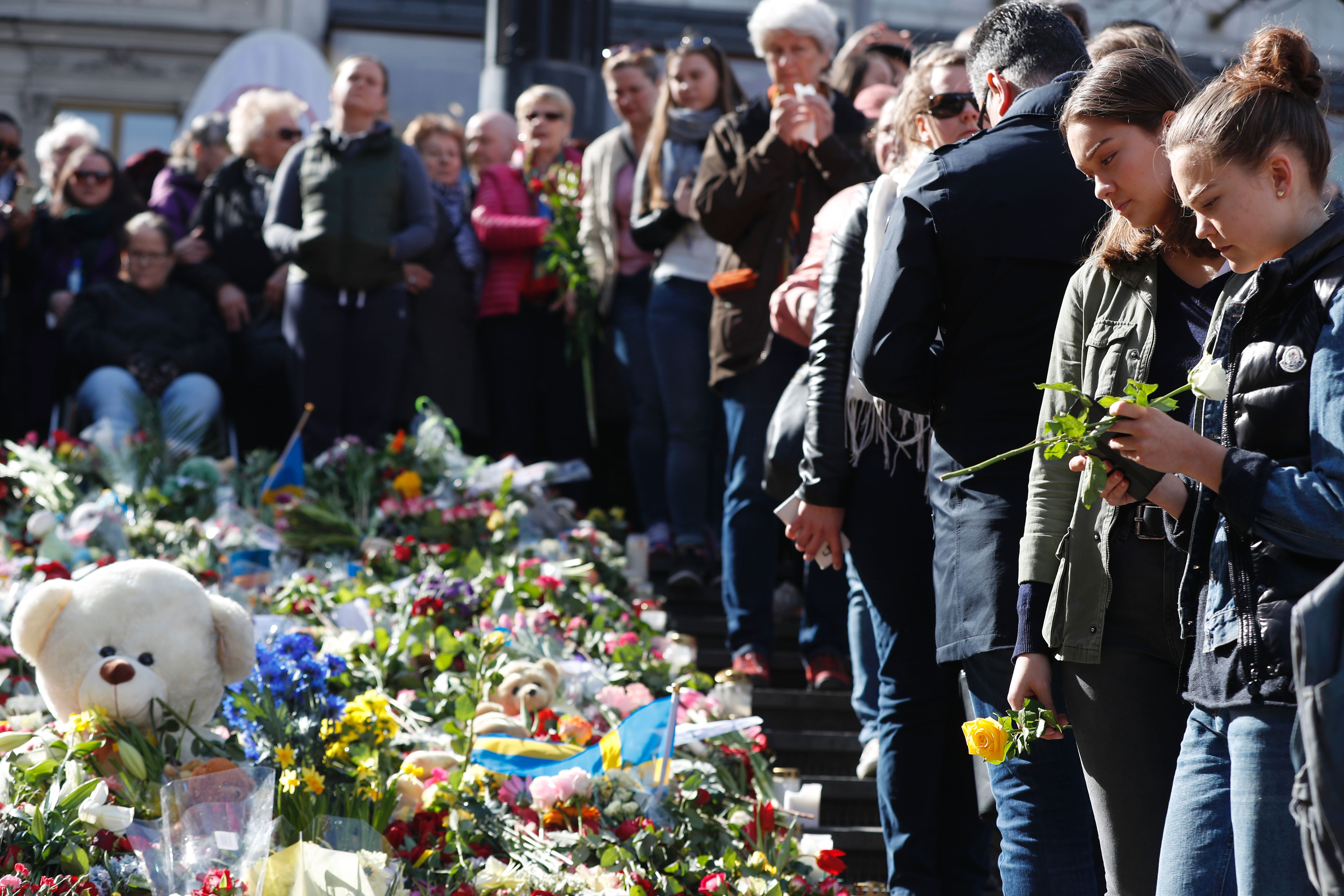 Schweden feiert „Lovefest“: Gedenken der Terroropfer mit 20.000 Teilnehmern (VIDEO)