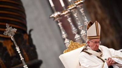 Papst Franziskus feiert Christmette im Petersdom