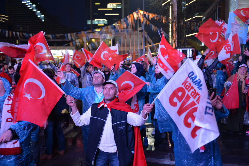 Mehrheit der Türken in Deutschland stimmt mit „Ja“ – Brok: Bei Todesstrafe scheitert EU-Beitritt endgültig