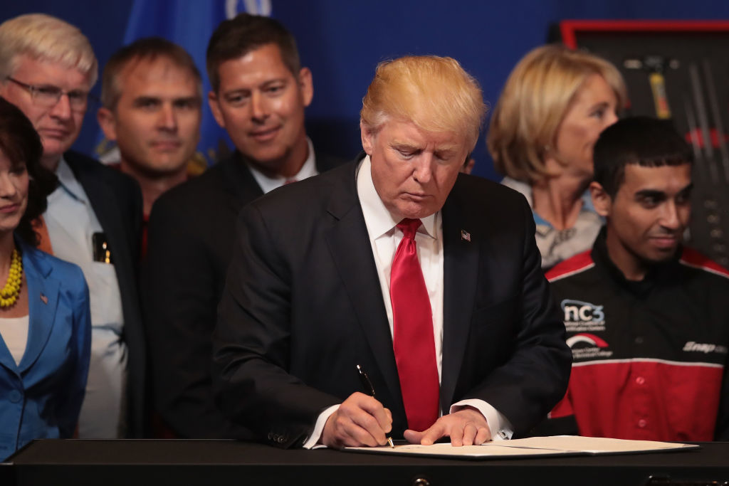 Ausstellung von Arbeits-Visa für Hochqualifizierte erschwert – Trump unterzeichnet Dekret