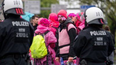 Linke-Demonstranten wollen AfD-Delegierte am Betreten des Parteitagshotels hindern