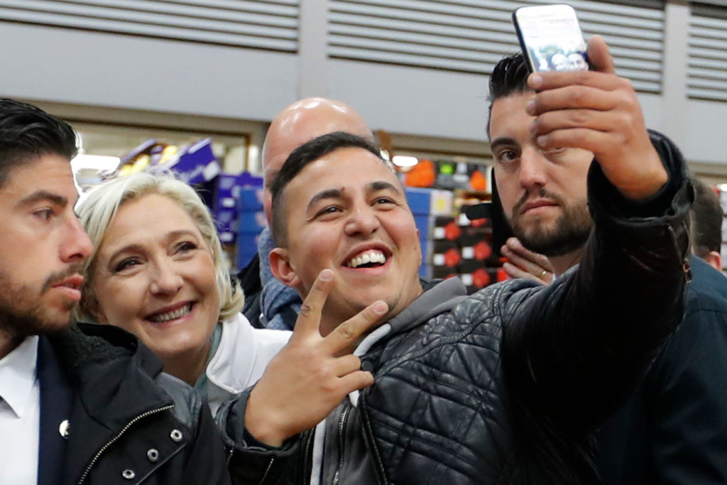 Le Pen stiehlt Macron mit Überraschungsauftritt bei Whirlpool die Schau – Macron mit Pfiffen und Buhrufen empfangen