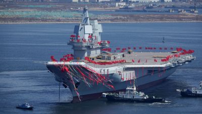 China stellt ersten selbst gebauten Flugzeugträger vor