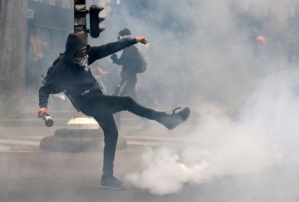 Linke protestieren gegen Stichwahlduell Macron-Le Pen in Frankreich – Polizei setzt Tränengas ein