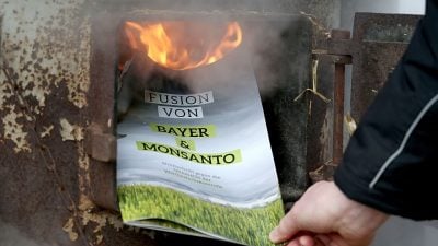 Demo gegen Mega-Fusion von Bayer und Monsanto – So kann Bayer bestimmen „was Bauern pflanzen und Verbraucher essen“