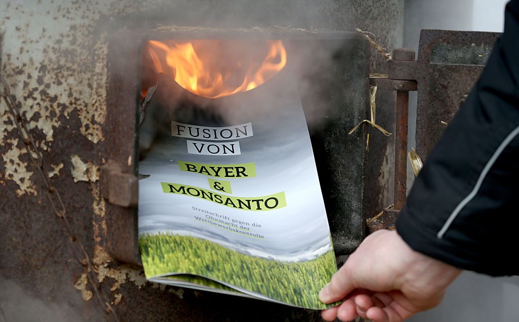 Demo gegen Mega-Fusion von Bayer und Monsanto – So kann Bayer bestimmen „was Bauern pflanzen und Verbraucher essen“