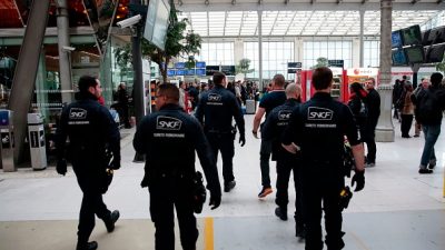 Reisende rannten weg: Mann mit Messer sorgt an Pariser Bahnhof für Panik