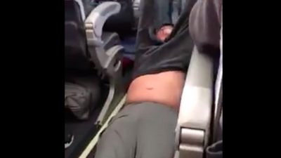 Gewaltsam rausgeworfener Fluggast verklagt United Airlines – Familie unter Schock