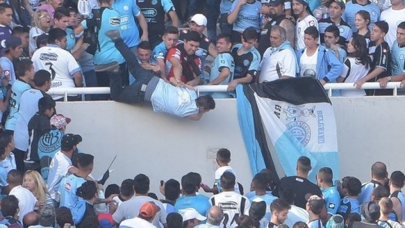 Gewalt in Argentinien: Fußball-Fan von wütender Menge von der Tribüne gestürzt – 22-Jähriger stirbt