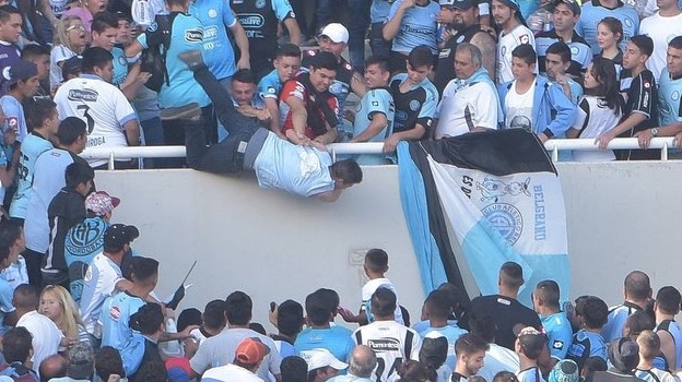 Gewalt in Argentinien: Fußball-Fan von wütender Menge von der Tribüne gestürzt – 22-Jähriger stirbt