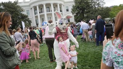 VIDEO: Trumps beim Ostereierrollen im Garten des Weißen Hauses