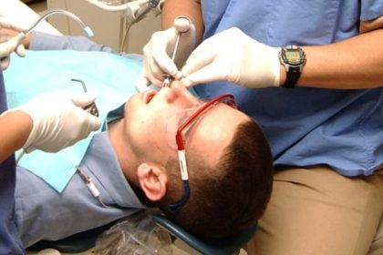 Chronische Zahnfleisch-Entzündung: Krankenkassen zahlen nur Standardbehandlung der 70er Jahre