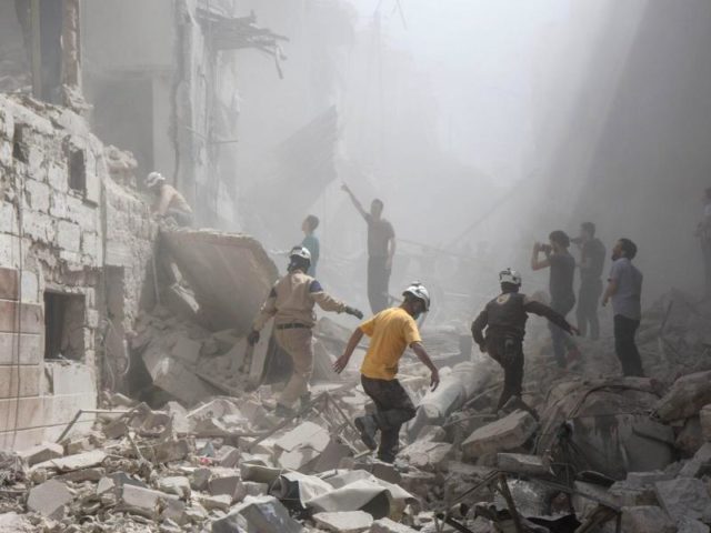 Nach einem Luftangriff in Aleppo versuchen Helfer Opfer aus den Trümmern eines Hauses zu bergen. Foto: Hadi Alabdallah/Archiv/dpa