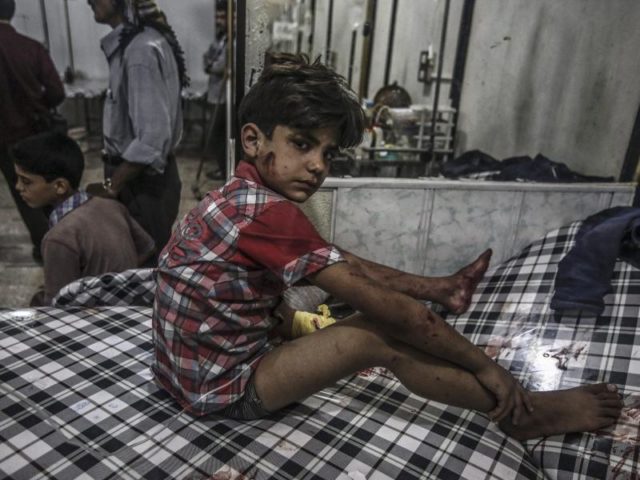 Nach einem Luftangriff sitzt ein verletzter Junge in einem Krankenhaus im syrischen Douma. Foto: Mohammed Badra/Archiv/dpa