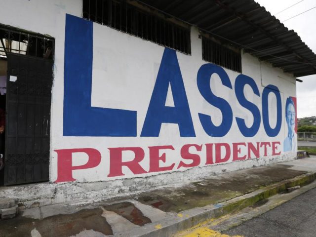 Wahlplakat des konservativen Oppositionsführer Guillermo Lasso. Foto: Fernando Vergara/dpa