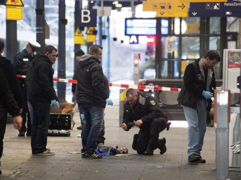 Polizei entschärft offenbar Sprengsatz vor Berliner Schnellrestaurant