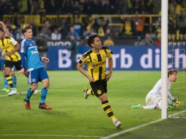 Der Dortmunder Shinji Kagawa traf zum zwischenzeitlichen 2:0 gegen den HSV. Foto: Bernd Thissen/dpa