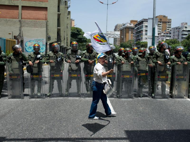 Zahl der Toten bei Protesten der Regierungsgegner in Venezuela erhöht sich auf fünf