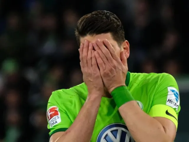 Wolfsburgs Stürmer Mario Gomez ärgert sich über die Niederlage gegen den SC Freiburg. Foto: Peter Steffen/dpa