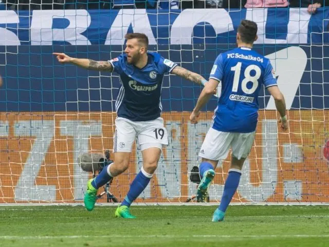 Die Schalker um Guido Burgstaller (l) und Daniel Caligiuri feierten einen klaren Erfolg gegen Wolfsburg. Foto: Guido Kirchner/dpa