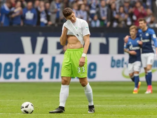 Mario Gomez kämpft mit dem VfL Wolfsburg weiter um den Klassenerhalt. Foto: Guido Kirchner/dpa