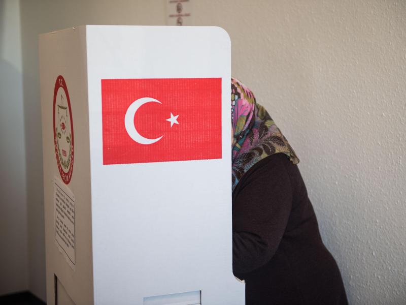 Fast 700.000 Türken stimmten in Deutschland über Präsidialsystem ab