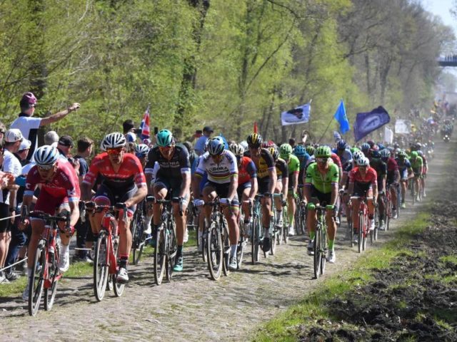 Insgesamt 55 Kilometer Kopfsteinpflaster mussten die Fahrer bei Paris-Roubaix bewältigen. Foto: David Stockman/dpa