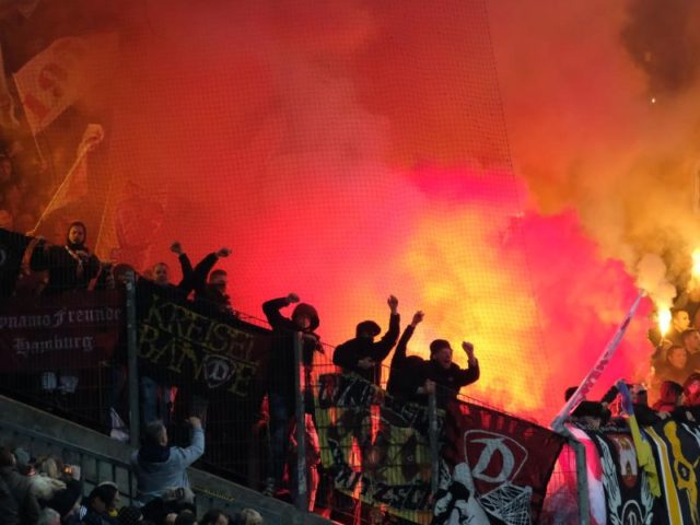 Dresdens Fans brennen im Stadion bengalische Feuer ab. Foto: Peter Steffen/dpa