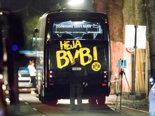 In der Nacht gingen die Untersuchungen des LKA am BVB-Bus weiter. Foto: Marcel Kusch/dpa