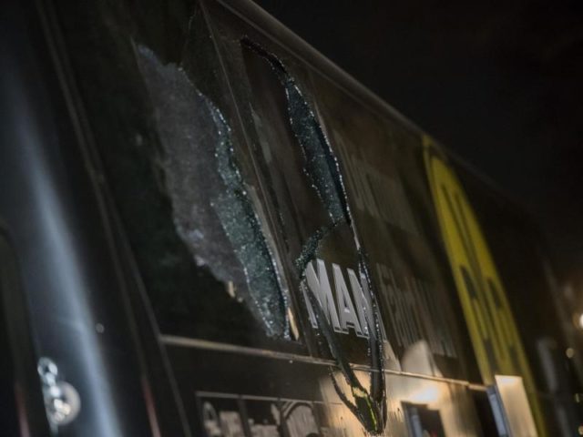 Einige Scheiben des Mannschaftsbusses zerbrachen bei den Explosionen. Foto: Bernd Thissen/dpa