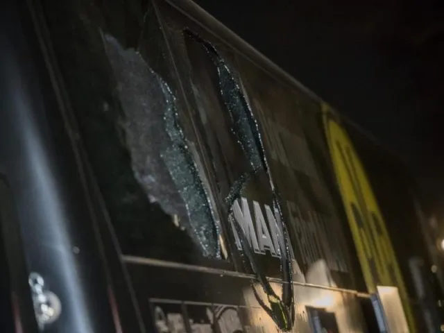 Einige Scheiben des Mannschaftsbusses zerbrachen bei den Explosionen. Foto: Bernd Thissen/dpa