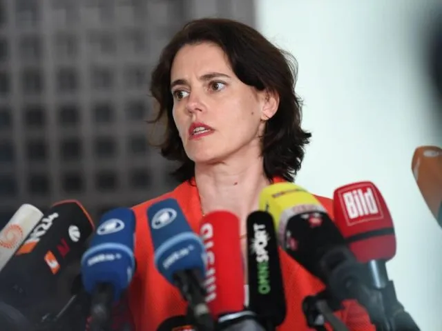 Frauke Köhler, Pressesprecherin des Generalbundesanwalts, gibt in der Bundesanwaltschaft in Karlsruhe eine Erklärung zur Übernahme der Ermittlungen nach dem Anschlag ab. Foto: Uli Deck/dpa