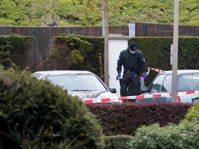 Ermittler sichern am Tatort in Dortmund Beweismittel an der zerfetzten Hecke vor dem l'Arrivée Hotel, wo die Sprengsätze explodierten. Foto: Rolf Vennenbernd/dpa