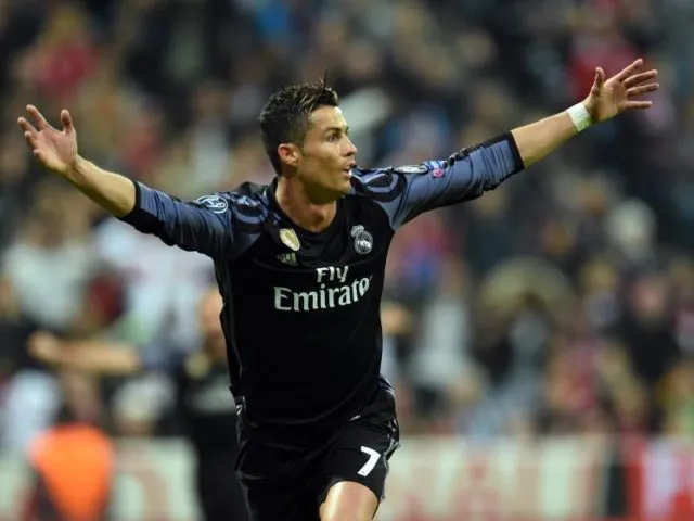 Auch der zweite Treffer für Real Madrid geht auf das Konto von Cristiano Ronaldo. Foto: Andreas Gebert/dpa