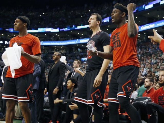 Paul Zipser (M) verfolgt den Sieg seines Teams von der Bank aus. Der Deutsche kam in 21 Spielminuten auf sechs Zähler für die Bulls. Foto: Michael Dwyer/dpa