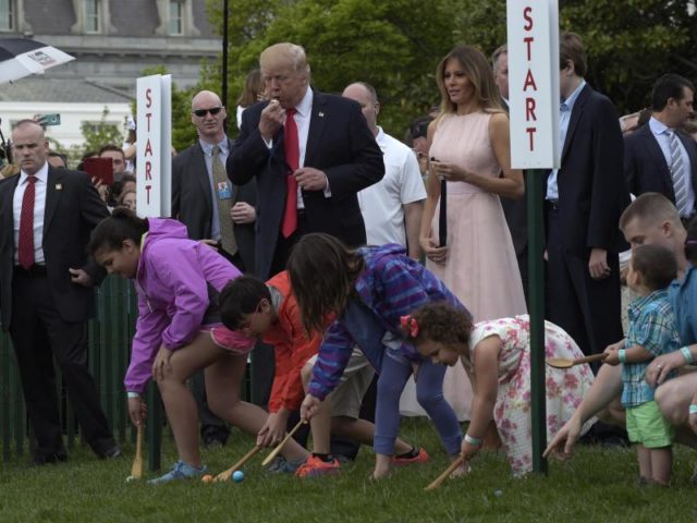 Donald Trump pfeift das Ostereierrollen an. Foto: Susan Walsh/dpa